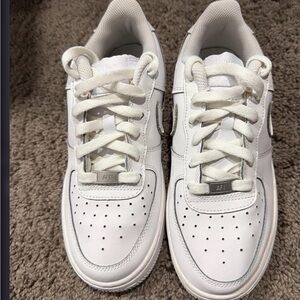 Nike White Kids Sneakers with Perforated Toe
